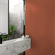 Banheiro-moderno-com-papel-de-parede-adesivo-terracota-e-pia-em-pedra-de-marmore---LI19101---Ambiente-01