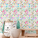Quarto-de-crianca-decorado-com-papel-de-parede-jardim-colorido
