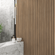 Banheiro-com-papel-de-parede-madeira-ripado-cerejeira
