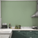 Cozinha-com-papel-de-parede-liso-verde-louro