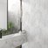 Banheiro-com-papel-de-parede-texturizado-folhas-nobres