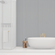 Banheiro-com-papel-de-parede-madeira-ripado-tons-de-cinza
